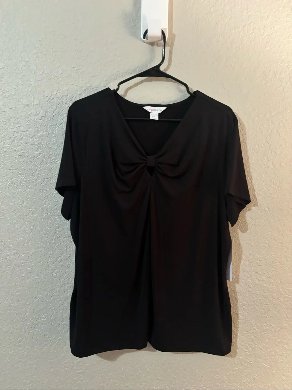 Liz Claiborne Black Short Sleeve Twist-Neck Top